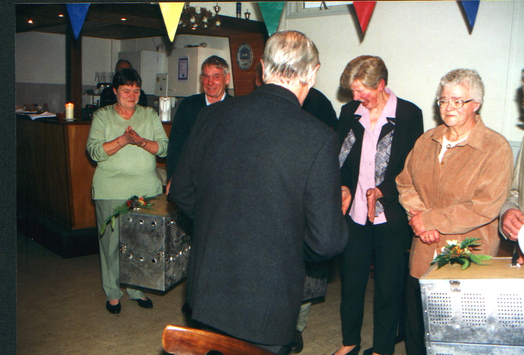  De voorzitter feliciteerd de jubilarissen en hun dames.