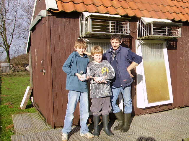  Guus met zijn zonen en winnende duiven.